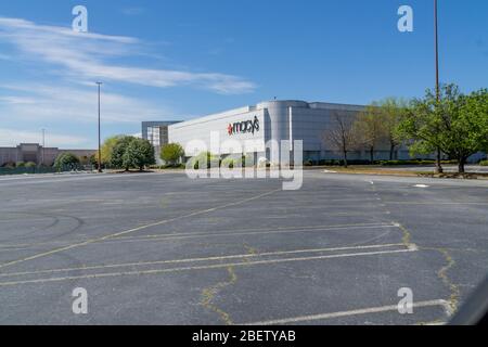 Kennesaw, GA / USA - 04/03/20: Grand magasin Macy's parking vide - fermeture et employés en coin de rue au centre commercial Cobb County Town Center - econo Banque D'Images