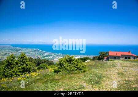 Vue panoramique sur le golfe de Thermaikos, la mer Égée et la péninsule de Khalkidiki ou de Halkidiki, vue depuis les montagnes d'Olympus, près de la construction d'un café taverne à Gree Banque D'Images