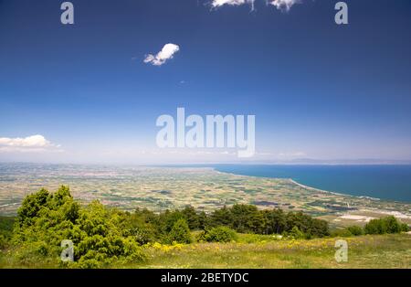 Vue panoramique sur le golfe de Thermaikos, la mer Égée et la péninsule de Khalkidiki ou de Halkidiki, vue depuis les montagnes de l'Olympe en Grèce Banque D'Images