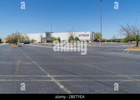 Kennesaw, GA / USA - 04/03/20: Grand magasin Macy's parking vide - fermeture et employés en coin de rue au centre commercial Cobb County Town Center - econo Banque D'Images