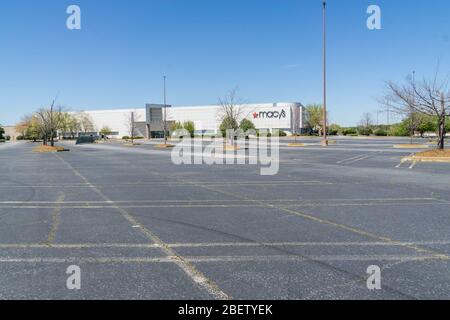 Kennesaw, GA / USA - 04/03/20: Grand magasin Macy's parking vide - fermeture et employés en coin de rue au centre commercial Cobb County Town Center - econo Banque D'Images