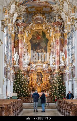 1 févr. 2020 - Steingaden, Allemagne: Les visiteurs admirent l'autel principal à l'intérieur de l'église de pèlerinage de Wies Wieskirche Banque D'Images