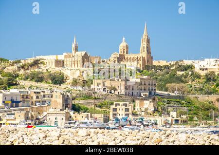 Vue sur la ville portuaire de Mgarr et l'église paroissiale catholique Ghajnsielem sur l'île de Gozo, Malte Banque D'Images