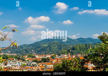 Vue aérienne quartier Turin Borgo po et église catholique Basilica di Superga sur la colline de la plate-forme Santa Maria del Monte dei Cappuccini, bleu s. Banque D'Images