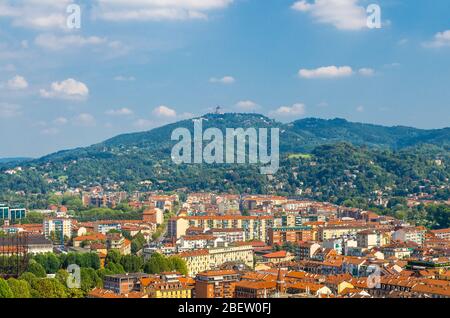 Vue aérienne depuis la tour Mole Antonelliana plate-forme du quartier de Turin Torino Borgo po et église catholique Basilica di Superga sur la colline, bleue Banque D'Images