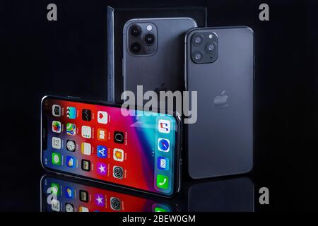 Galati, Roumanie - 23 mars 2020: Apple lance le nouveau smartphone iPhone 11 Pro et iPhone XS Max. IPhone X Max vue avant et iPhone 11 Pro retour vie Banque D'Images