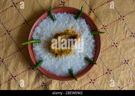 Les aliments traditionnels bengali sur la plaque d'terre appelée Panta Ilish et Alu Vorta Banque D'Images