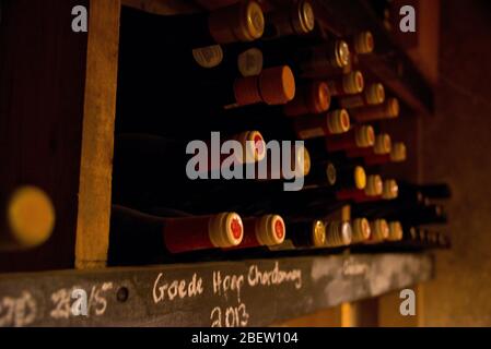 bouteilles anciennes stockées dans une cave de vinification, stellenbosch, afrique du sud Banque D'Images