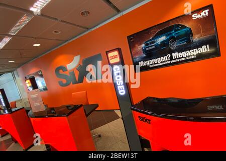 Photo thématique pandémie de coronavirus le 15 avril 2020. Aéroport Franz Josef Strauss de Munich. Aéroport de Munich. Interrupteur fermé de la société de location de voitures SIXT. Fermeture. | utilisation dans le monde entier Banque D'Images