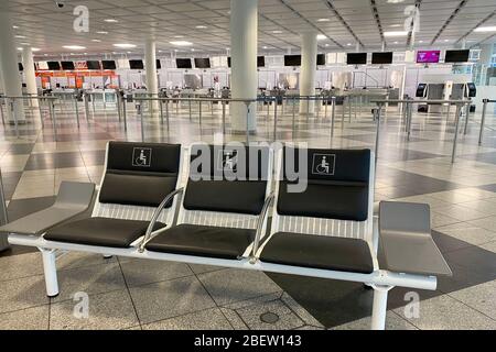 Photo thématique pandémie de coronavirus le 15 avril 2020. Aéroport Franz Josef Strauss de Munich. Aéroport de Munich. Vider le terminal 1, la zone d'enregistrement, le comptoir d'enregistrement, la zone centrale complètement désertée, fermée, fermée. | utilisation dans le monde entier Banque D'Images