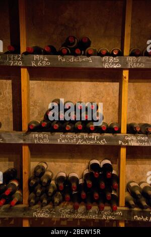 bouteilles anciennes stockées dans une cave de vinification, stellenbosch, afrique du sud Banque D'Images