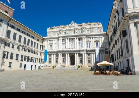 Palais des Doges Palais Ducale bâtiment de style classique sur la place Piazza Giacomo Matteotti dans le centre historique de la vieille ville européenne de Gênes (Gênes) avec b Banque D'Images