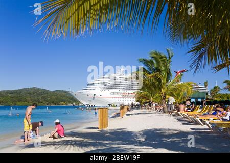 Plage au Mohogany Bay Cruise Center, île de Roatan, Honduras, Amérique centrale Banque D'Images