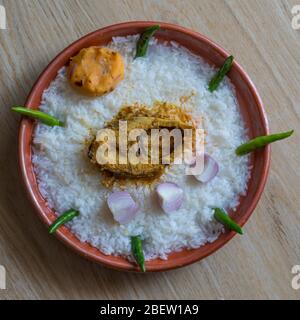 Les aliments traditionnels bengali sur la plaque d'terre appelée Panta Ilish et Alu Vorta Banque D'Images