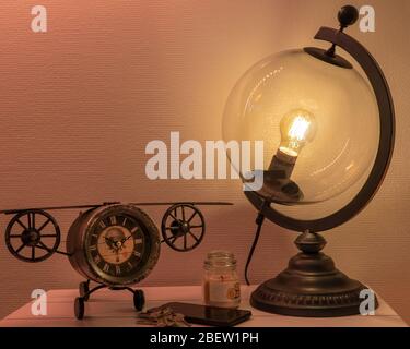 Globe Vintage Lamp avec horloge avion Vintage Iron à l'avant Banque D'Images