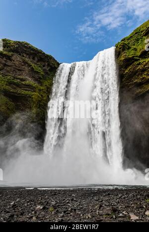 Chute d'eau de Skogafoss dans le sud de l'Islande pendant une journée d'été Banque D'Images