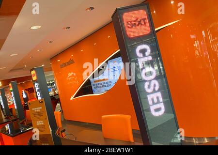 Photo thématique pandémie de coronavirus le 15 avril 2020. Aéroport Franz Josef Strauss de Munich. Aéroport de Munich. Interrupteur fermé de la société de location de voitures SIXT. Fermeture. | utilisation dans le monde entier Banque D'Images