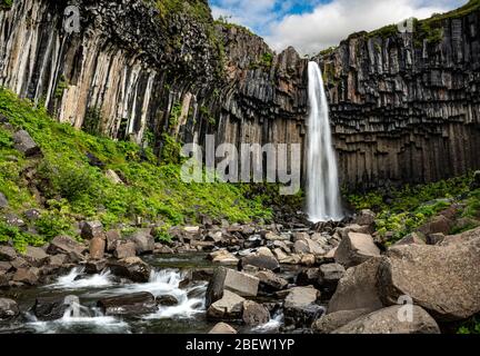 Chute d'eau Hundafoss (sur le chemin de la chute d'eau de Svartifoss) dans le parc national de Skaftafell, dans le sud de l'Islande Banque D'Images