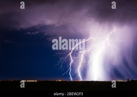 Ciel de nuit et orage avec des boulons frappant sur la ville à Casa Grande, Arizona Banque D'Images