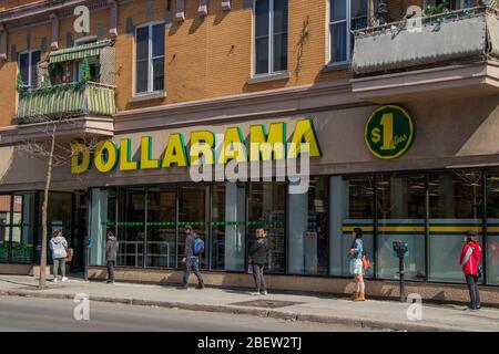 7 avril 2020 - Montréal, QC, Canada : clients en attente en ligne à l'extérieur du magasin Dollarama sur la rue Masson, Coronavirus COVID-19 pandémie Banque D'Images