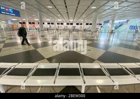 Photo thématique pandémie de coronavirus le 15 avril 2020. Aéroport Franz Josef Strauss de Munich. Aéroport de Munich. Vider le terminal 1, la zone d'enregistrement, le comptoir d'enregistrement, la zone centrale complètement désertée, fermée, fermée. | utilisation dans le monde entier Banque D'Images