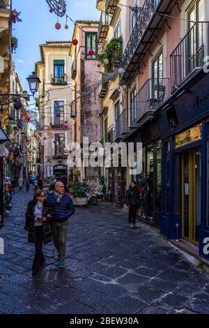 Les gens qui se promenent dans une rue typique de la vieille ville de Salerne pendant les vacances de Noël. Salerne, Campanie, Italie, décembre 2019 Banque D'Images