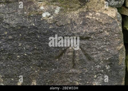 Une référence sur un mur de pierre à Baildon, Yorkshire, Angleterre, Royaume-Uni Banque D'Images