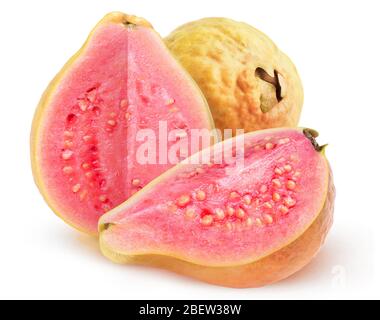 Fruits isolés de goyave. Guavas roses avec peau jaune coupée en deux moitiés isolées sur fond blanc avec chemin de découpe Banque D'Images