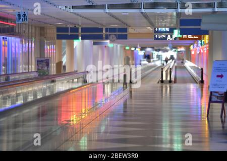 Photo thématique pandémie de coronavirus le 15 avril 2020. Aéroport Franz Josef Strauss de Munich. Aéroport de Munich. Void ébarbage dans le terminal 1. Vide, déserté. Fermeture. | utilisation dans le monde entier Banque D'Images