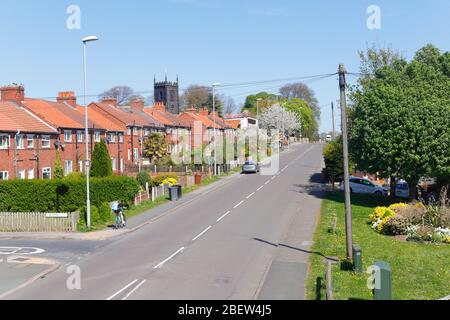 Presque une route vide sur la route A642 Wakefield à Swillington, pendant le confinement. Banque D'Images