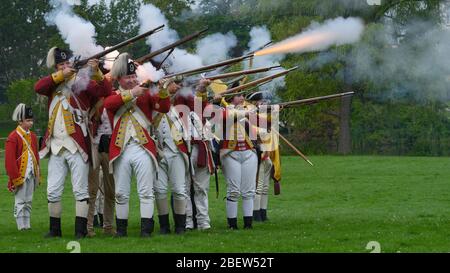 Reconstitution de la guerre révolutionnaire américaine avec des armes à feu et de la fumée des armes. Banque D'Images