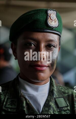 Secteur de la force Expo et militaire. Pour célébrer le centenaire de l'industrie militaire et les 50 ans du plan DN III-E, l'exposition "forces armées ... passion pour servir le Mexique" a été inaugurée à Hermosillo. Il y a 19 modules et un espace interactif pour enfants, qui sera ouvert de 7h00 le matin à 6h00 l'après-midi, Du 23 novembre au 18 décembre dans le parking de l'Expogan Expo de la industria Fuerza Area y Militar. Festejar el centenario de la industria militar y los 50 años del plan DN lll-E, se inauguó en Hermosillo la exposición 'Fuerz Banque D'Images