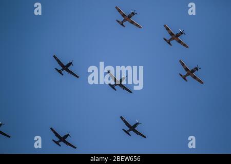 Aéroport d'Hermosillo, à l'ouverture d'un nouveau hangar par le président Enrique Peña Nieto, lors des célébrations du 101 anniversaire de l'Armée de l'Air mexicaine, qui s'est tenu à la base aérienne militaire n° 18. Hermosillo Sonora Mexique le 10 février 2016 Espectáculo aéreo sobre el aeropuerto de Hermosillo, durante la inauguración de un nuhangar por el presidente Enrique Peña Nieto, durante los festejos del 101 an ulario de la Fuerza Aérea Mexicana, célébration de la base Aérea Mº18. Hermosillo Sonora México A 10 febrero 2016 Banque D'Images