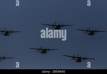 Aéroport d'Hermosillo, à l'ouverture d'un nouveau hangar par le président Enrique Peña Nieto, lors des célébrations du 101 anniversaire de l'Armée de l'Air mexicaine, qui s'est tenu à la base aérienne militaire n° 18. Hermosillo Sonora Mexique le 10 février 2016 Espectáculo aéreo sobre el aeropuerto de Hermosillo, durante la inauguración de un nuhangar por el presidente Enrique Peña Nieto, durante los festejos del 101 an ulario de la Fuerza Aérea Mexicana, célébration de la base Aérea Mº18. Hermosillo Sonora México A 10 febrero 2016 Banque D'Images