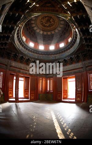 la lumière passe par les fenêtres pour rejoindre un petit temple de la ville interdite Banque D'Images