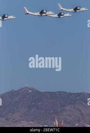 Aéroport d'Hermosillo, à l'ouverture d'un nouveau hangar par le président Enrique Peña Nieto, lors des célébrations du 101 anniversaire de l'Armée de l'Air mexicaine, qui s'est tenu à la base aérienne militaire n° 18. Hermosillo Sonora Mexique le 10 février 2016 Espectáculo aéreo sobre el aeropuerto de Hermosillo, durante la inauguración de un nuhangar por el presidente Enrique Peña Nieto, durante los festejos del 101 an ulario de la Fuerza Aérea Mexicana, célébration de la base Aérea Mº18. Hermosillo Sonora México A 10 febrero 2016 Banque D'Images