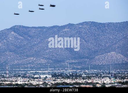 Aéroport d'Hermosillo, à l'ouverture d'un nouveau hangar par le président Enrique Peña Nieto, lors des célébrations du 101 anniversaire de l'Armée de l'Air mexicaine, qui s'est tenu à la base aérienne militaire n° 18. Hermosillo Sonora Mexique le 10 février 2016 Espectáculo aéreo sobre el aeropuerto de Hermosillo, durante la inauguración de un nuhangar por el presidente Enrique Peña Nieto, durante los festejos del 101 an ulario de la Fuerza Aérea Mexicana, célébration de la base Aérea Mº18. Hermosillo Sonora México A 10 febrero 2016 Banque D'Images