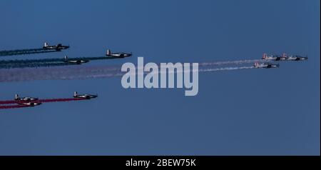 Aéroport d'Hermosillo, à l'ouverture d'un nouveau hangar par le président Enrique Peña Nieto, lors des célébrations du 101 anniversaire de l'Armée de l'Air mexicaine, qui s'est tenu à la base aérienne militaire n° 18. Hermosillo Sonora Mexique le 10 février 2016 Espectáculo aéreo sobre el aeropuerto de Hermosillo, durante la inauguración de un nuhangar por el presidente Enrique Peña Nieto, durante los festejos del 101 an ulario de la Fuerza Aérea Mexicana, célébration de la base Aérea Mº18. Hermosillo Sonora México A 10 febrero 2016 Banque D'Images