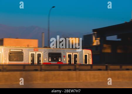 SANTIAGO, CHILI - FÉVRIER 2020: Un train Metro de Santiago en ligne 2 Banque D'Images