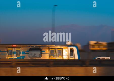 SANTIAGO, CHILI - FÉVRIER 2020: Un train Metro de Santiago en ligne 2 Banque D'Images