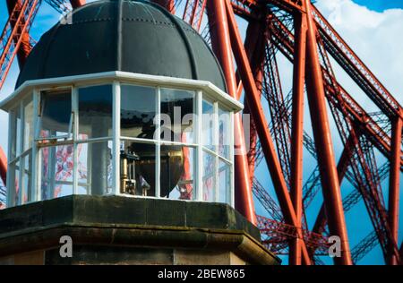 Le plus petit phare du monde sur fond du Forth Bridge Banque D'Images