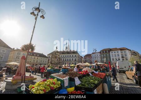 BRNO, TCHÉQUIE - 6 NOVEMBRE 2019: Panorama de la Zelny TRH, ou place du marché des choux, au centre ville de Brno avec des étals pleins de fruits et légumes Banque D'Images