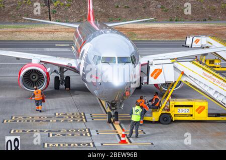 L'équipage de sol de Portway Handling de Portugal S.A. prépare le Boeing 737-800 (G-JZBB) pour le décollage à l'aéroport international de Cristiano Ronaldo Madeira Banque D'Images