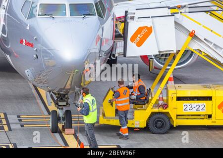 L'équipage de sol de Portway Handling de Portugal S.A. prépare le Boeing 737-800 (G-JZBB) pour le décollage à l'aéroport international de Cristiano Ronaldo Madeira Banque D'Images