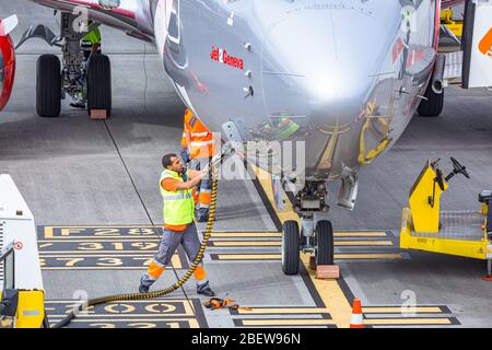 L'équipage de sol de Portway Handling de Portugal S.A. prépare le Boeing 737-800 (G-JZBB) pour le décollage à l'aéroport international de Cristiano Ronaldo Madeira Banque D'Images