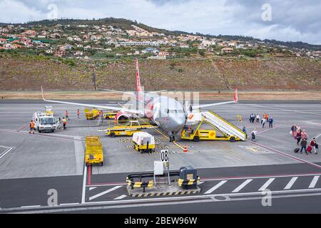 L'équipage de sol de Portway Handling de Portugal S.A. prépare le Boeing 737-800 (G-JZBB) pour le décollage à l'aéroport international de Cristiano Ronaldo Madeira Banque D'Images