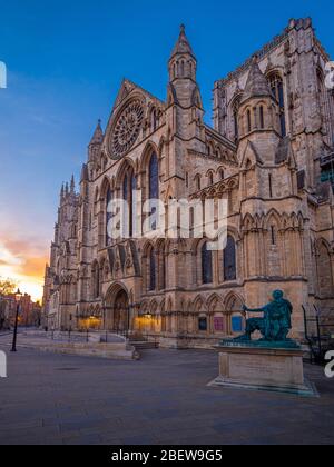 York Minster, en début de soirée, des rues vides en raison de l'éclusage de Covid-19, Royaume-Uni. Banque D'Images