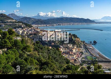 Vue panoramique sur le golfe de Salerne avec la ville de Vietri au premier plan et le port de Salerne en arrière-plan, Campanie, Italie Banque D'Images