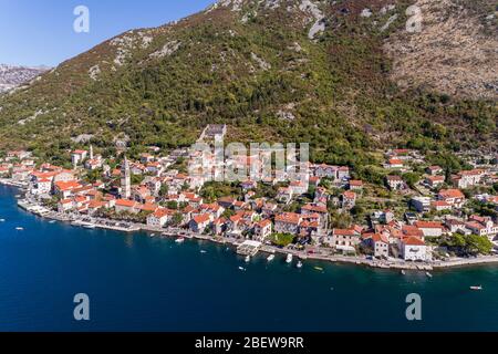 Vue aérienne sur la baie de Kotor, ville de Perast, Monténégro Banque D'Images