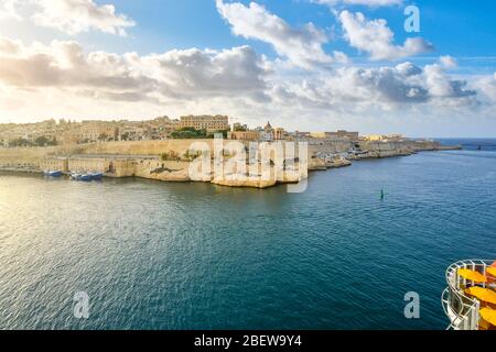 Vue sur la ville fortifiée de la Valette Malte depuis un bateau de croisière dans le Grand port de l'île méditerranéenne. Banque D'Images